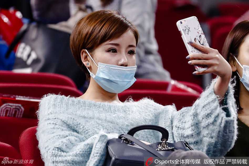 温情陪伴成就京城经典 方硕女友场边见证首钢逆转 她拿起手机对着赛场记录下这精彩的瞬间,嘴角不自觉地上扬,眼中满是温柔与笑意,仿佛透过镜头看到了最想看的风景。