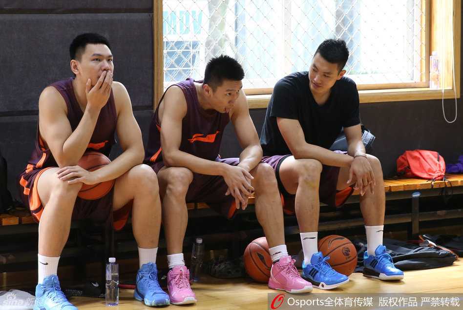 北京队的吉喆在测试中神情专注，他接到球后毫不犹豫地干拔出手，手臂在空中形成一道完美的弧线。这一刻，他不是在体测，而是在实战中执行一次关键投篮。