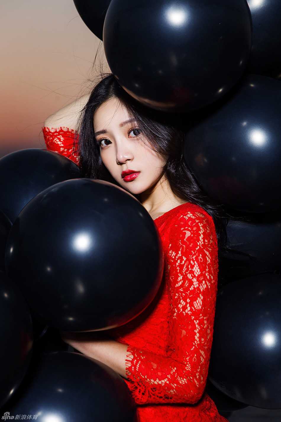 湖南MZ啦啦队“小柳岩”火红绽放 篮球宝贝的百变魅力 在空旷的操房里,她对着镜子捕捉下自己最自然的状态,眼神俏皮,展现出啦啦队员私下里灵动可爱的另一面。