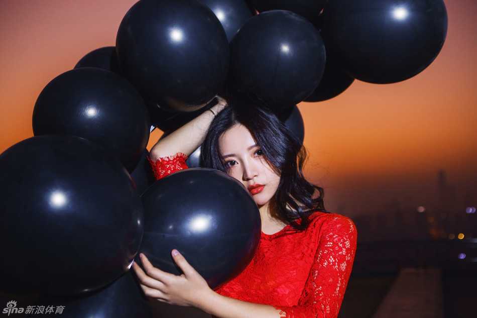 湖南MZ啦啦队“小柳岩”火红绽放 篮球宝贝的百变魅力 她化身为运动场上的精灵,双手娴熟地摆弄着手中的篮球,脸上洋溢着自信灿烂的笑容,活力值爆表。