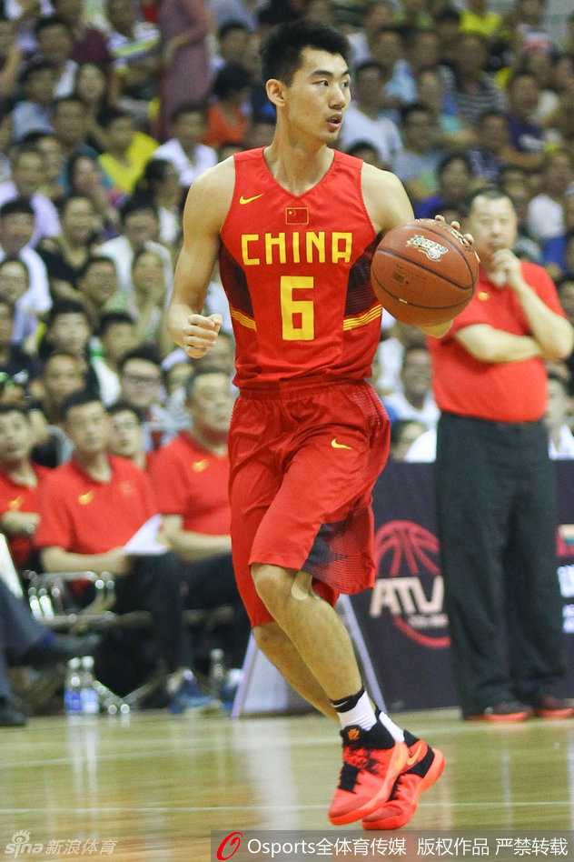 摆脱防守后，廉明高高跃起，在最高点将球柔和地拨出，完成了一次标准的跳投出手，篮球在空中划出一道美丽的弧线飞向篮筐。