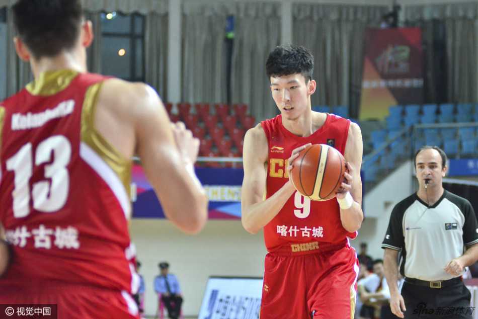 湘南郴州群英会,新疆飞虎三连胜掀翻哈萨克斯坦战车 大魔王周琦站在罚球线上,气定神闲,手腕轻抖,篮球划过一道完美的弧线空心入网,稳定的罚球让现场球迷爆发出雷鸣般的掌声。