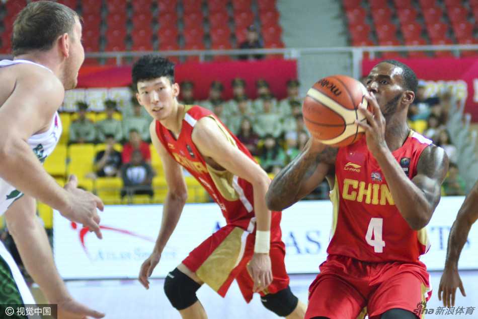 湘南郴州群英会,新疆飞虎三连胜掀翻哈萨克斯坦战车 面对扑防而来的对手,周琦没有丝毫犹豫,一个标志性的急停跳投,长臂高高举起,篮球如同精准的炮弹越过防守指尖。