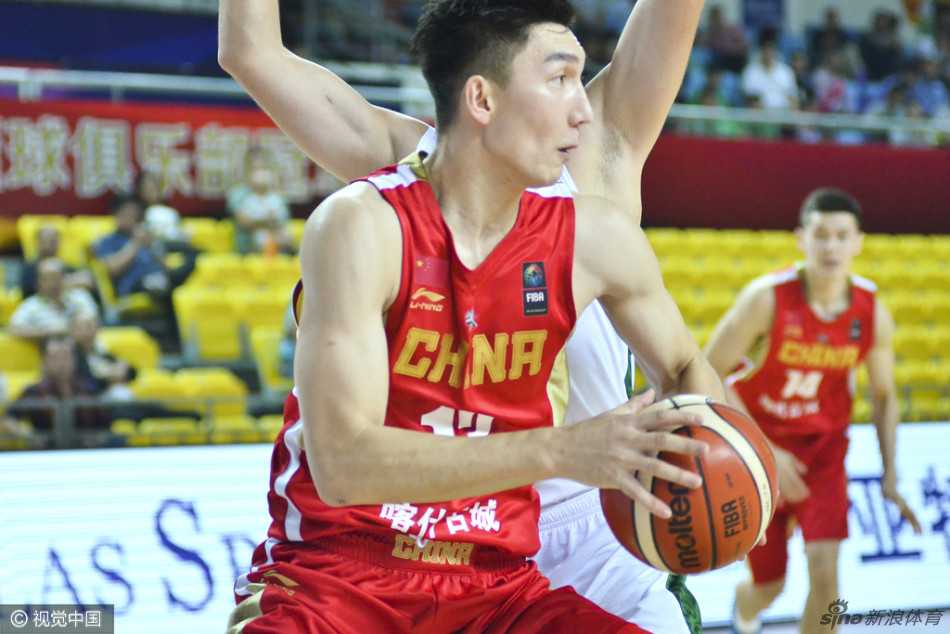 湘南郴州群英会,新疆飞虎三连胜掀翻哈萨克斯坦战车 可兰白克·马坎眼神如炬,在哈萨克斯坦防守球员的严密围堵下依然稳稳将球护住,犹如一把出鞘的利刃直插对手腹地。