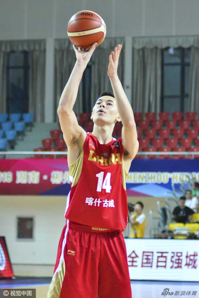 湘南郴州群英会,新疆飞虎三连胜掀翻哈萨克斯坦战车 又是周琦,面对两人包夹强行突破,巨大的步幅让他像一辆重型坦克般碾入禁区,虽然对手奋力封堵,但已无法阻挡他前进的步伐。