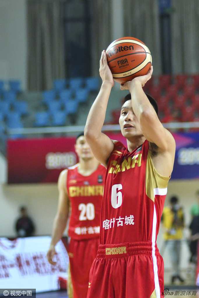 湘南郴州群英会,新疆飞虎三连胜掀翻哈萨克斯坦战车 周琦在罚球瞬间,眼神坚毅地盯着篮筐,全场鸦雀无声,这一球的轨迹将直接决定球队士气的高低。