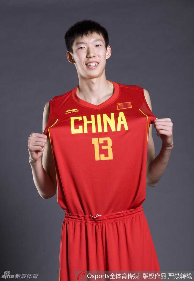 全运会的赛场上，身披辽宁战袍的少年高高跃起，指尖轻拨，篮球在空中划出一道属于青年冠军的荣耀轨迹。