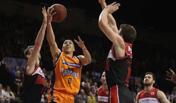 伊拉瓦拉老鹰队员投篮不中后，脸上露出失望神情，坎斯大班球员则迅速卡位准备拼抢篮板