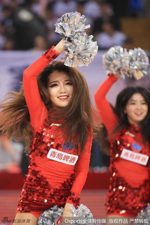 队员们背对镜头，展现优美曲线，热力四射