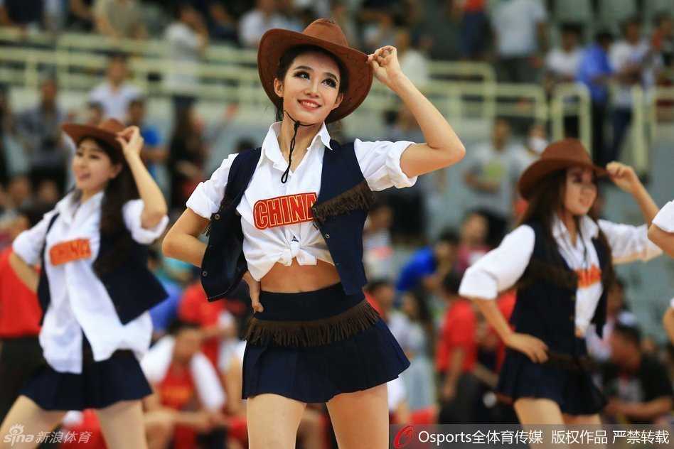 领舞的宝贝面带极具感染力的笑容，她手中的花球仿佛被赋予了生命，随着节奏跳动，将活力与热情传递给看台上的每一位观众。