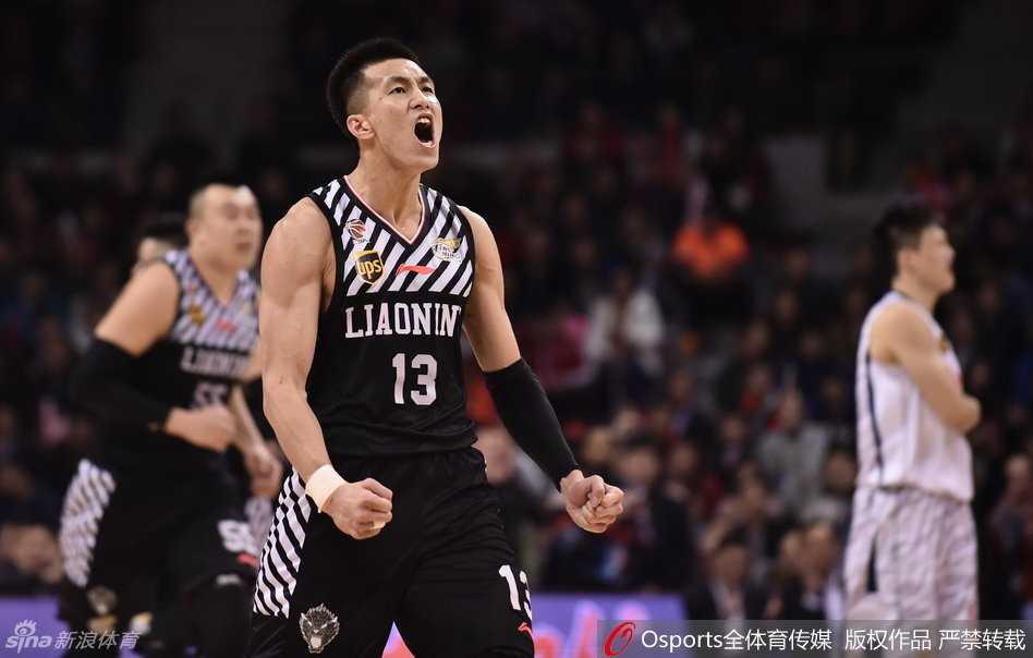 辽宁队的多名球员同时高高跃起，手臂指向天空，他们的身影在球馆的灯光下拉长，构成了一幅充满动感与激情的胜利群像，庆祝这来之不易的胜利。