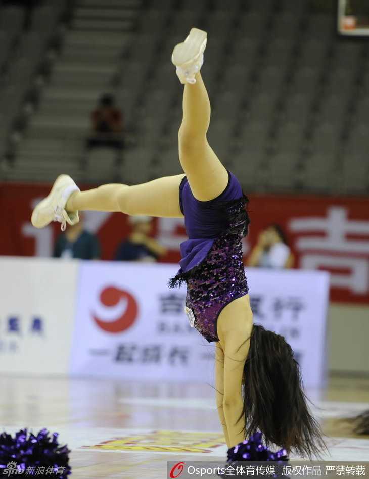 面对强大的对手，篮球宝贝们卖力舞动，用充满力量的助威声为辽宁衡润队注入强劲动力