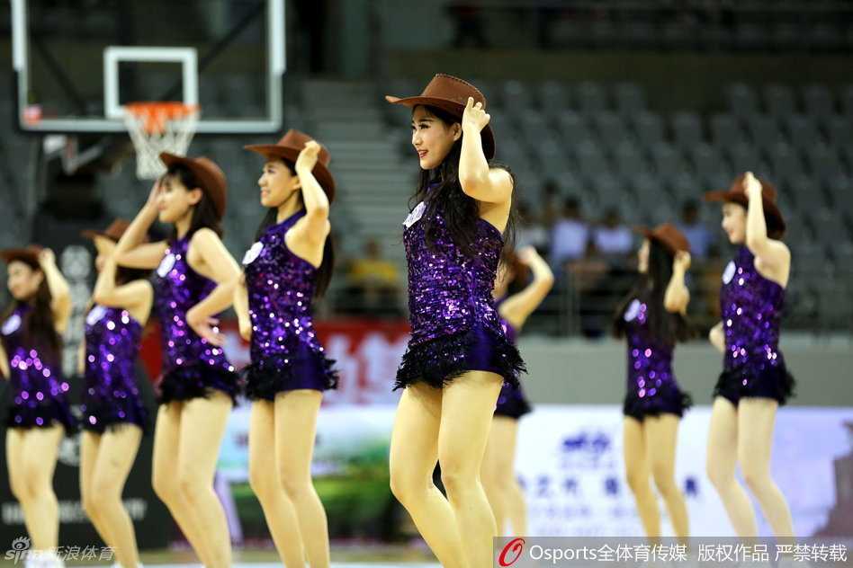在节奏感十足的音乐中，队员们保持着完美的整齐队形，犹如一幅流动的青春画卷在球场中央展开