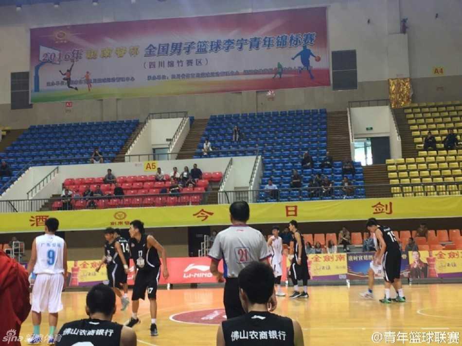 激战正酣!全国青年篮球锦标赛多场对决上演,未来之星闪耀赛场 比赛结束的哨声响起,胜者一方难掩激动之情,而失落的球员则在队友的搀扶下黯然离场,竞技体育的残酷与温情在此刻交织