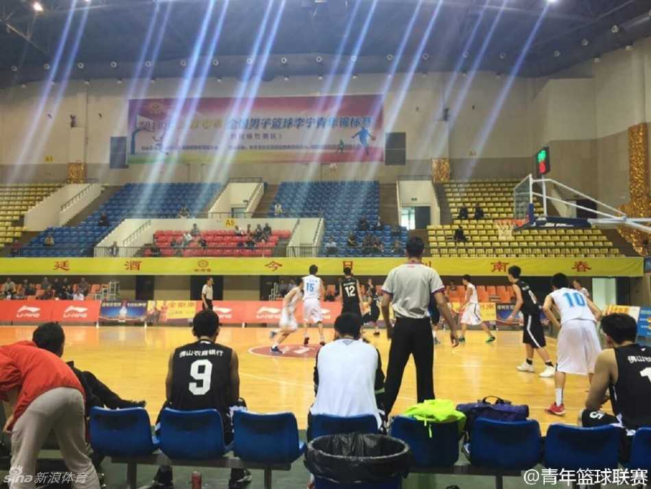 激战正酣!全国青年篮球锦标赛多场对决上演,未来之星闪耀赛场 北京队与浙江队的比赛瞬间陷入白热化,裁判果断做出手势吹停比赛,球员们脸上写满了对胜利的渴望与不甘