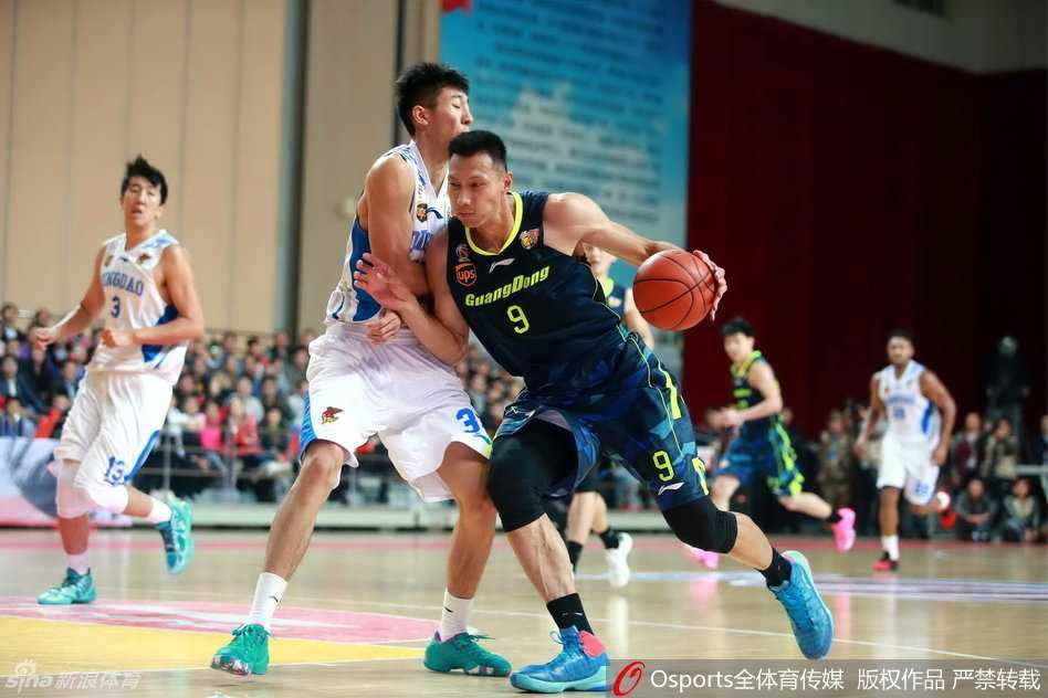 青岛队后卫张骋宇在赵睿的贴身紧逼下抢得球权，他目光如炬，瞬间点燃了主场球迷的热情。