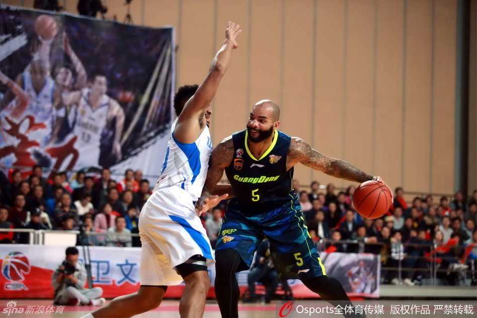 广东外援斯隆在三分线外果断出手，皮球在空中划出一道完美的弧线，直穿网心，这一记远射帮助球队紧咬比分。