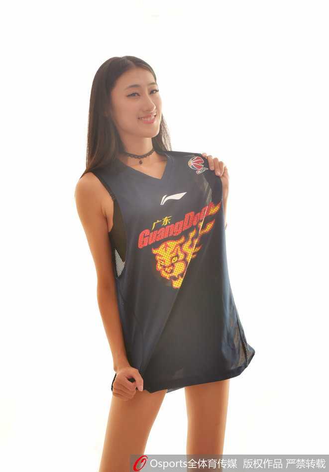 灯光聚焦下，一名宝贝以妩媚的跪姿在球场中央热舞，肩带不经意间滑落更显真实与奔放，引得看台上一片欢呼