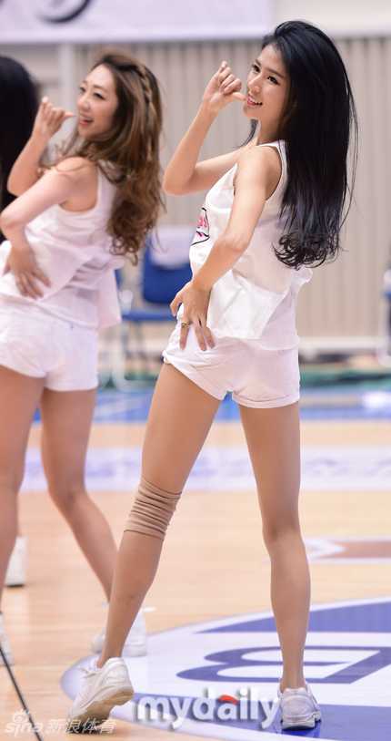 换上一身纯白流苏装束的队员们，正对着看台展示整齐的队形，短裤下的一字排开的大长腿在灯光下白得发光，现场气氛瞬间被推向高潮。