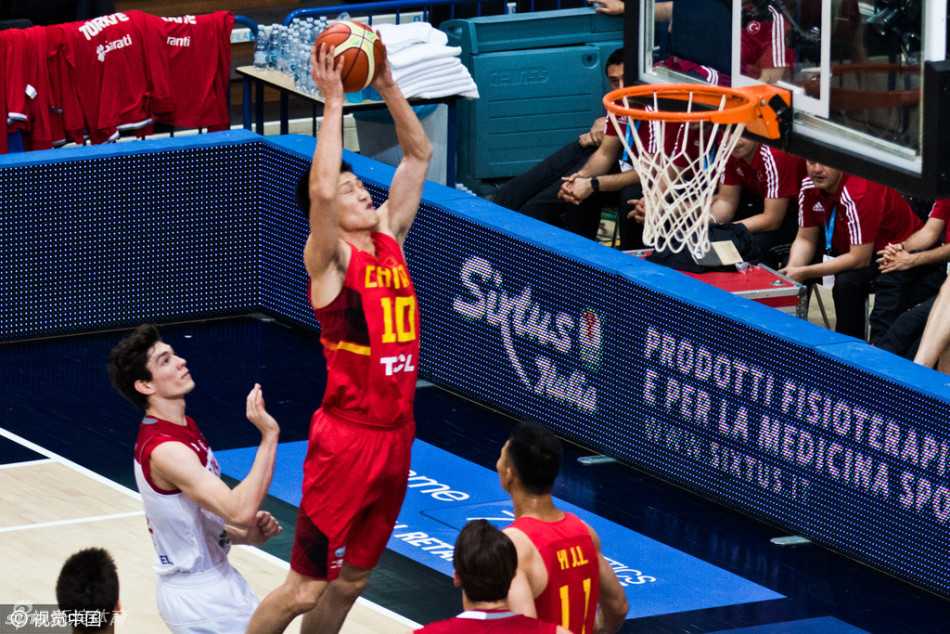 热血一战回顾易建联郭艾伦率队力克土耳其 周鹏高高跃起,在多名土耳其球员的头顶将篮板球稳稳摘下,展现了锋线上的强硬与拼劲