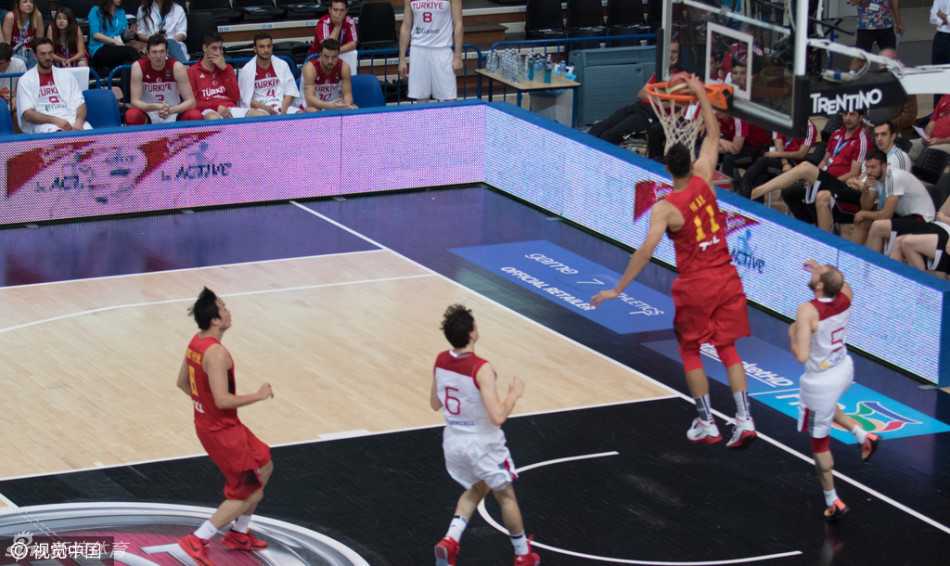 热血一战回顾易建联郭艾伦率队力克土耳其 易建联高高跃起,双手将球砸进篮筐,身旁的土耳其防守球员只能望球兴叹,这记势大力沉的暴扣点燃了全场