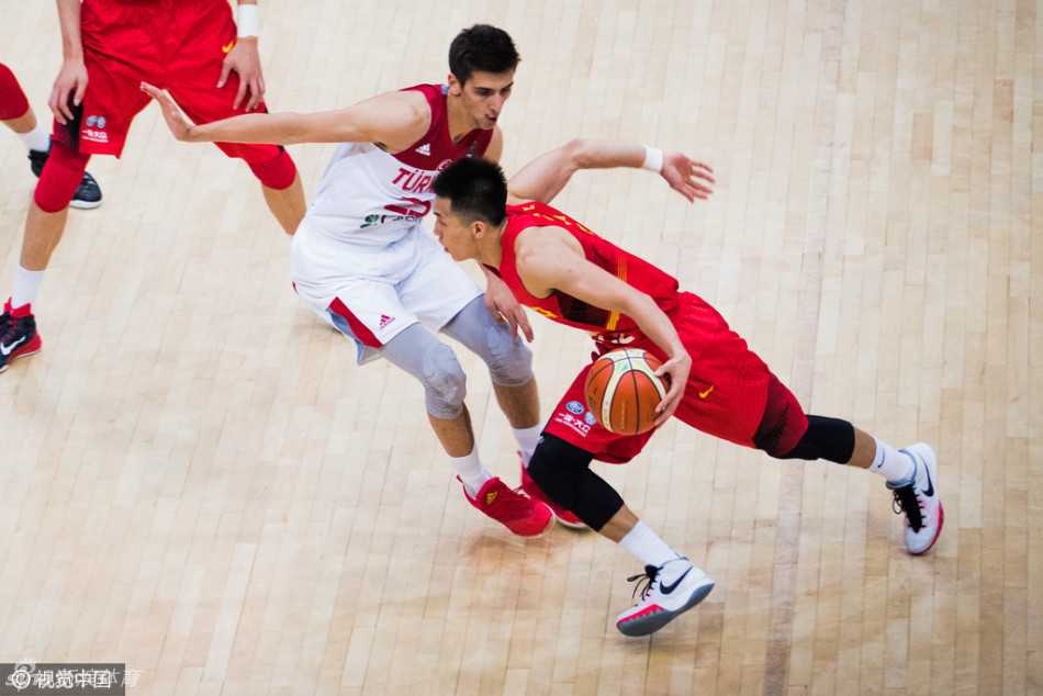 热血一战回顾易建联郭艾伦率队力克土耳其 郭艾伦重心压低,运球加速突破,眼神坚毅地杀向篮下,展现出了后卫线上的速度与锐气