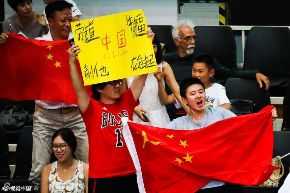 热血一战回顾易建联郭艾伦率队力克土耳其 看台上的中国球迷们挥舞着五星红旗,脸上画着国旗图案,神情专注地为场上的每一次精彩表现呐喊助威