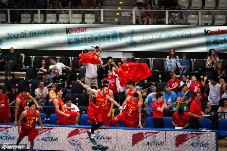 热血一战回顾易建联郭艾伦率队力克土耳其 终场哨响瞬间,中国队球员们激动地拥抱在一起,脸上洋溢着胜利的喜悦,汗水与笑容交织成这个夏夜最美好的画面