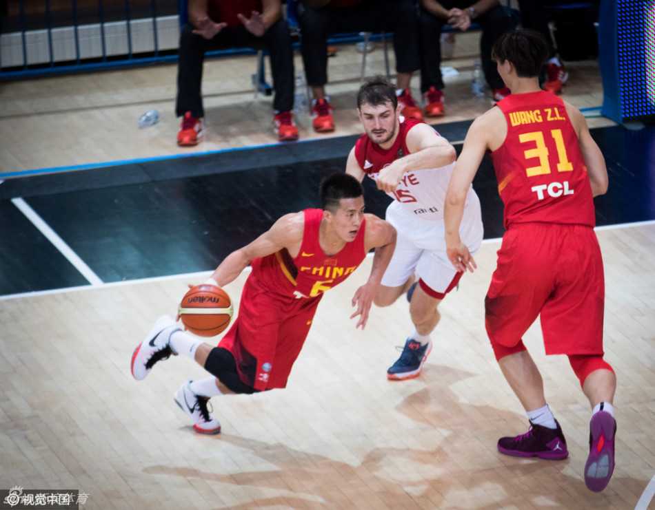 热血一战回顾易建联郭艾伦率队力克土耳其 郭艾伦与王哲林在弧顶进行挡拆配合,郭艾伦正准备加速突破,王哲林的掩护牢牢挡住了防守球员