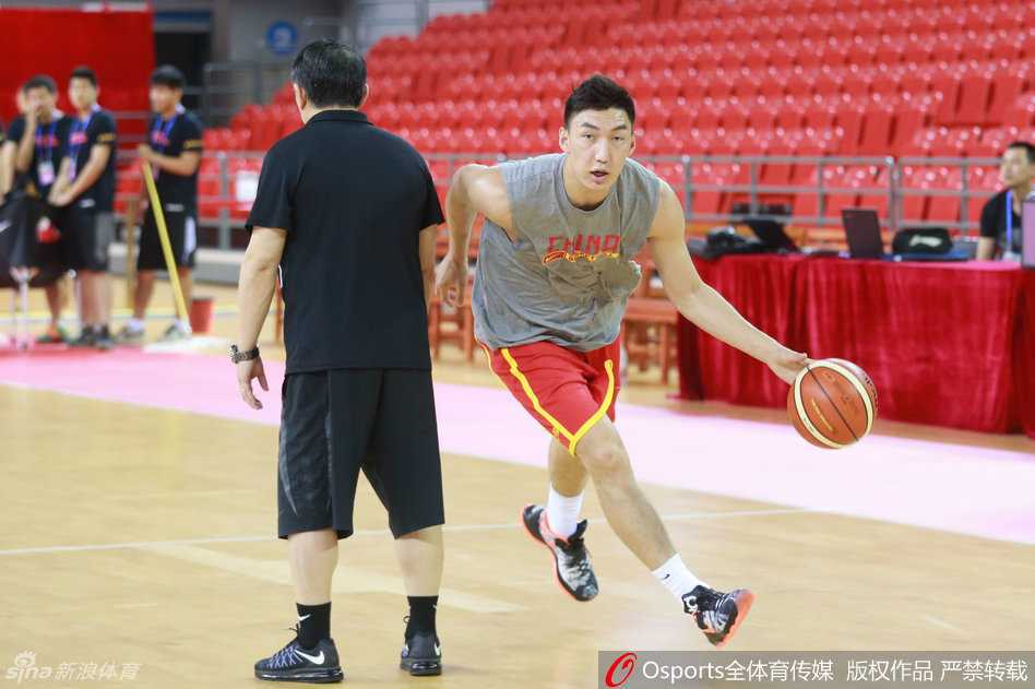 在一次成功的防守回合中，不知是队友的妙传还是对手的失误，让替补席上的李根笑得前仰后合。他用手捂着嘴，眼睛眯成了一条缝，那股发自内心的快乐极具感染力，展现出了当时国家队内部兄弟般的融洽感情。