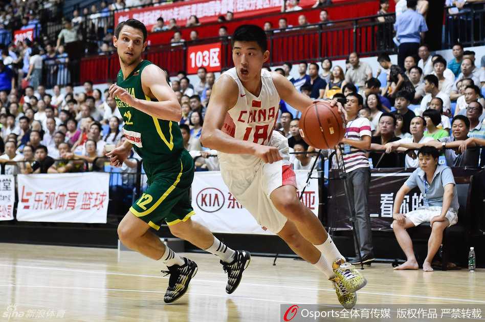 赵率舟内线得球，在肌肉丛林中强硬转身起跳，面对封盖毫无惧色，上演精彩的强攻打板命中。