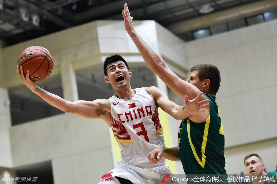 赵率舟大步流星持球推进，面对防守悍将王骁辉的拦截，依然强势突破，展现出年轻球员的冲击力。