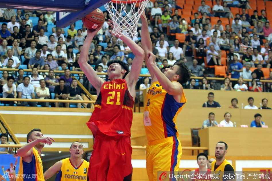 热血国奥:回顾亚特拉斯赛场上的青春风暴 陶汉林在篮下高高跃起,用指尖将球稳稳一点,成功抢下关键的进攻篮板,二次进攻的序幕就此拉开。