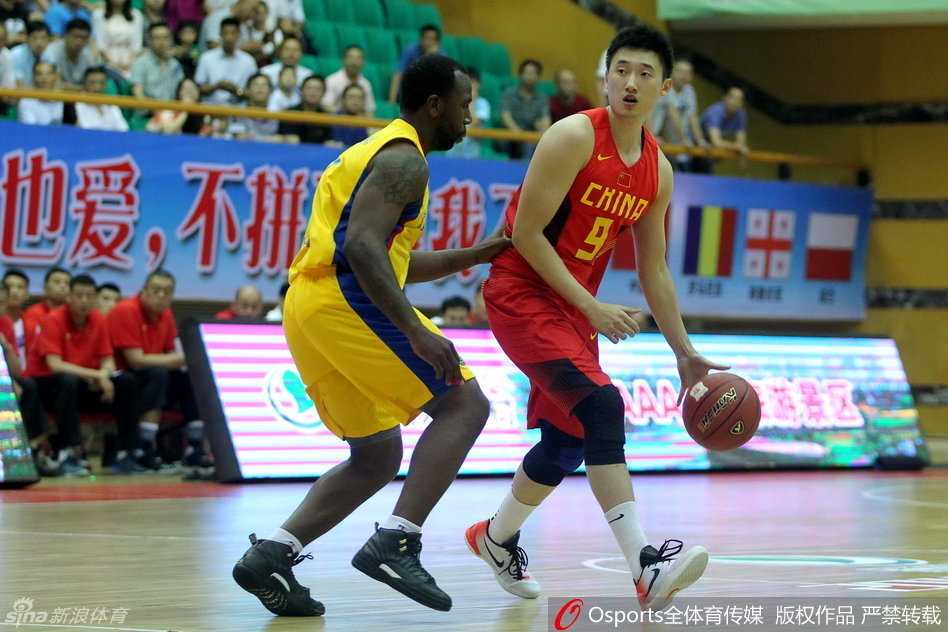 热血国奥:回顾亚特拉斯赛场上的青春风暴 胡金秋在内线卡位要球,他肌肉紧绷蓄势待发,准备上演一次势在必得的强力进攻,篮下的对抗一触即发。