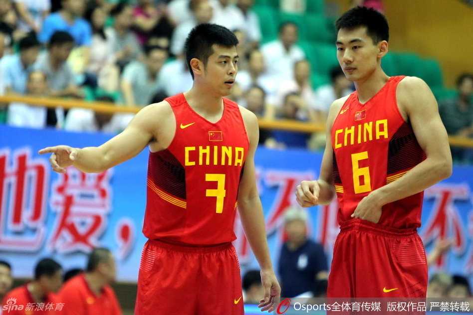 热血国奥:回顾亚特拉斯赛场上的青春风暴 崔晋铭面对防守者突然变向启动,他重心压低,眼神坚毅地注视着篮筐,一次极具爆发力的强力突击即将上演。