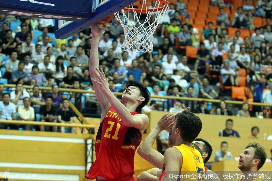 热血国奥:回顾亚特拉斯赛场上的青春风暴 崔晋铭运球高速推进,正准备全力加速甩开防守者,他舒展的身姿充满了速度与美感,诠释了青春的力量。