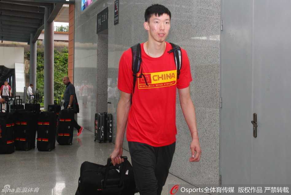 周琦在内线高高跃起，用一记势大力沉的双手灌篮终结进攻，点燃全场激情