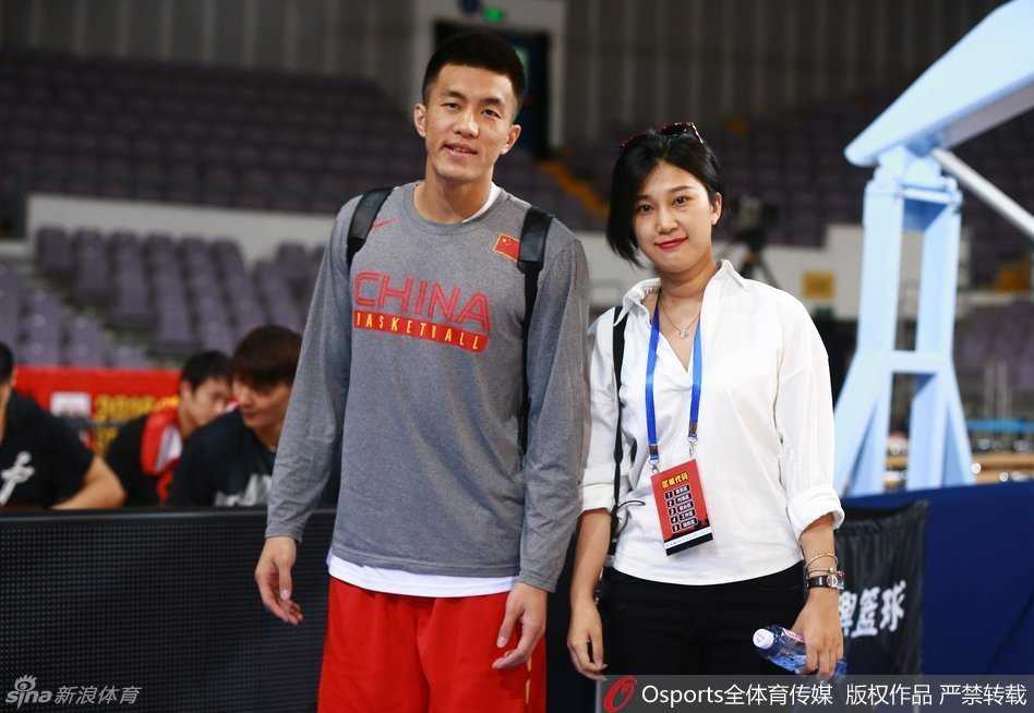 王哲林笑容满面热身，丁彦雨航专注拉伸，两人心情放松备战