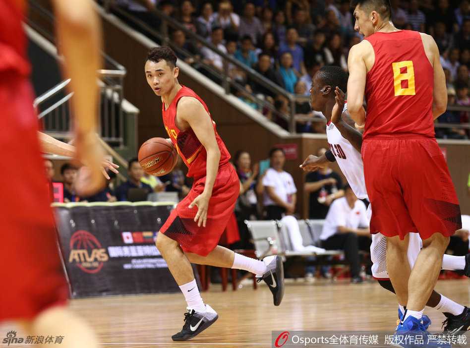 陶汉林在对方严密防守下强行跳投，肌肉的碰撞与坚定的眼神彰显着内线的绝对统治力