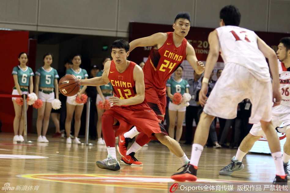 陶汉林稳稳站在罚球线上，深吸一口气，目光紧锁篮筐，在全场的注视下将球柔和地投出，每一次罚球都是心理素质的考验。