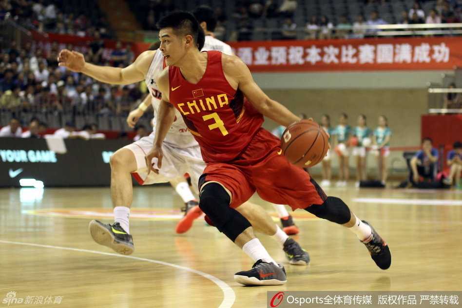 刘晓宇压低重心，张开双臂，如同猎豹般专注地盯着对手的每一个动作，用不知疲倦的滑步构筑起第一道防线。