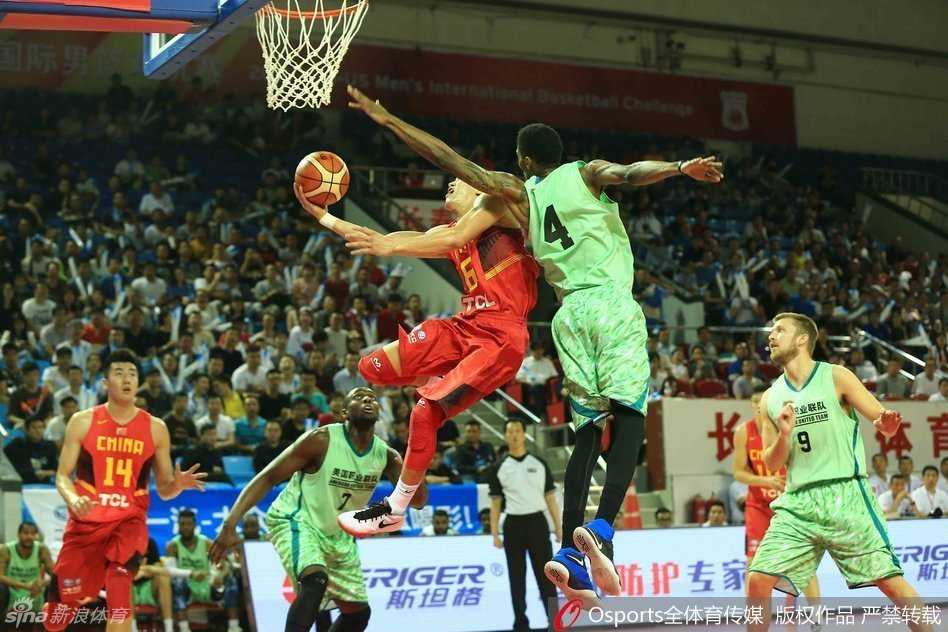 郭艾伦在快攻中犹如一道闪电，他高高跃起，在空中舒展身体，完成一次精彩的飞身上篮。