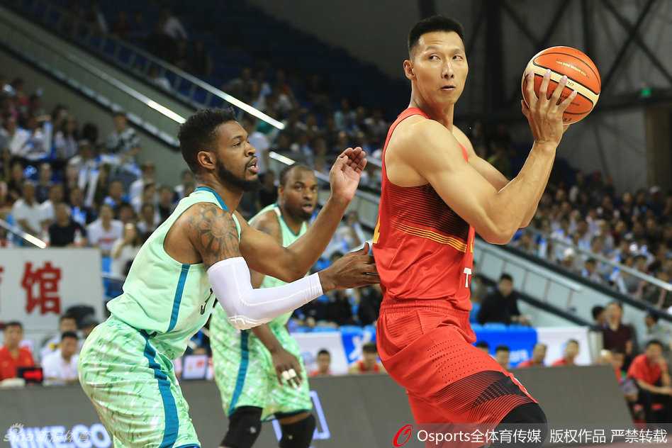 易建联在低位背身单打，他用力倚住防守球员，寻找转身投篮的良机。