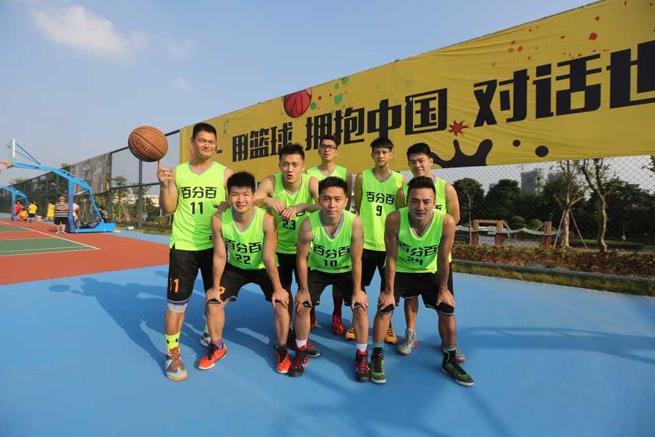 湛蓝天空下，崭新的松山湖北部篮球公园球场格外醒目，色彩斑斓的涂鸦为街头篮球赛场增添了浓厚的艺术氛围