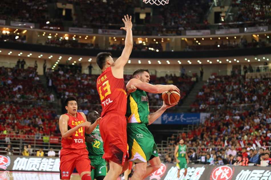 热血铸就长城,定格中国男篮的拼搏瞬间 李根在三分线外持球,利用强壮的身体观察防守局势,内线的李慕豪高高举起手臂示意要球,两人试图通过内外传导撕开对手防线。