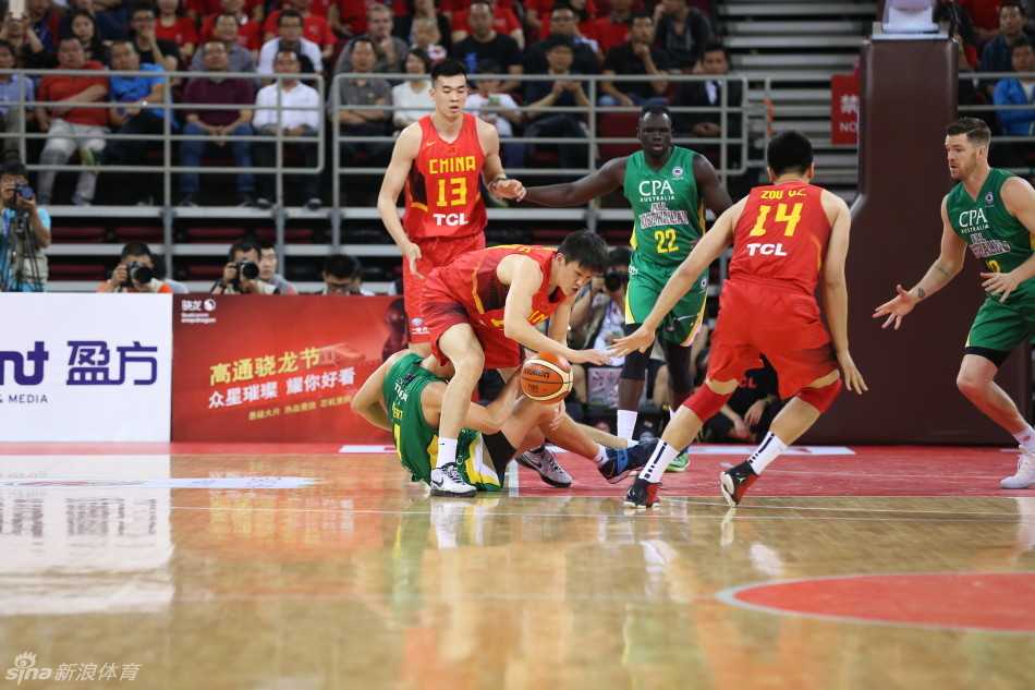 热血铸就长城,定格中国男篮的拼搏瞬间 周鹏眼神如炬,张开双臂紧紧贴防对手,丁彦雨航与李慕豪则在强侧随时准备收缩内线进行协防,三人构筑起一道立体的防守阵线。