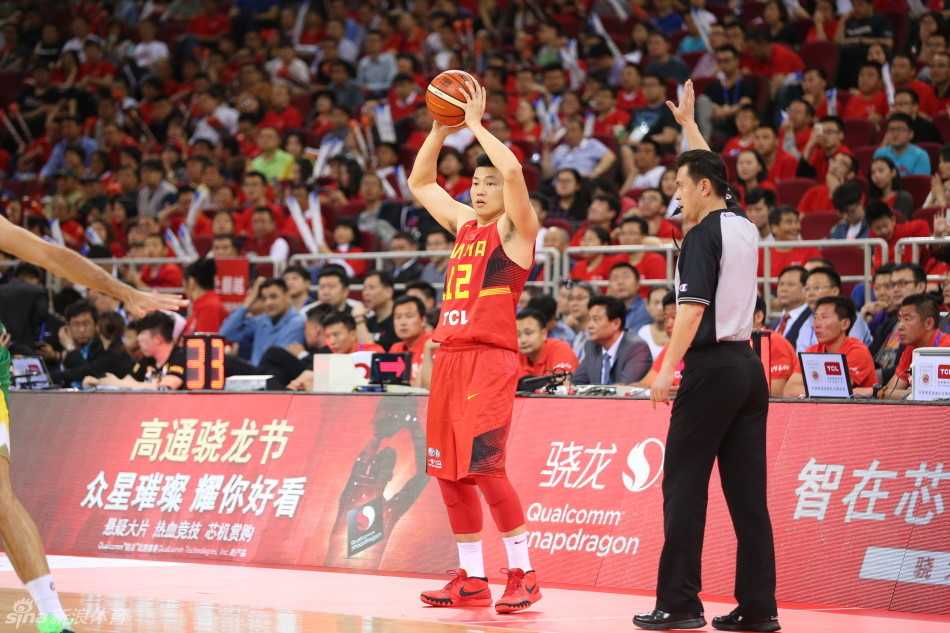 热血铸就长城,定格中国男篮的拼搏瞬间 李慕豪在低位背身单打,利用身体靠住防守人,同时转头观察队友位置,最终果断翻身跳起完成篮下终结。