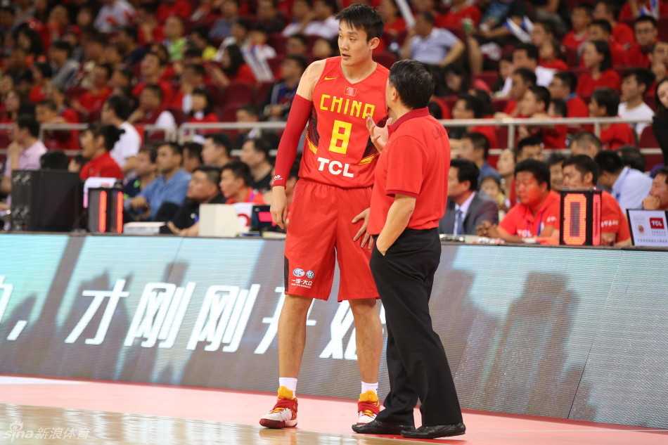 热血铸就长城,定格中国男篮的拼搏瞬间 翟晓川奋勇扑出场外,身体与地板平行,将球奋力捞回场内;远处队友正在进行双人包夹演练,而另一侧则是紧张的一对一攻防对决。