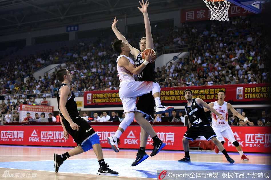 李根外线持球，利用强壮的身体背打对手，随后一个转身抹入内线，在对抗中强行将球送入篮筐。