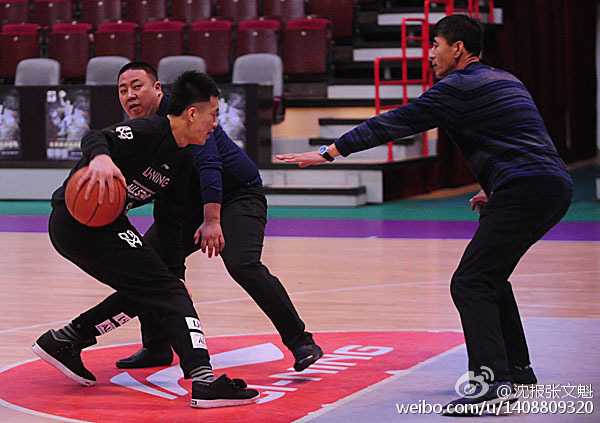 郭艾伦面对老爸的贴身防守，脸上露出无奈又幸福的笑容，眼神中带着一丝撒娇，仿佛在说：爸，你这防守也太认真了吧！